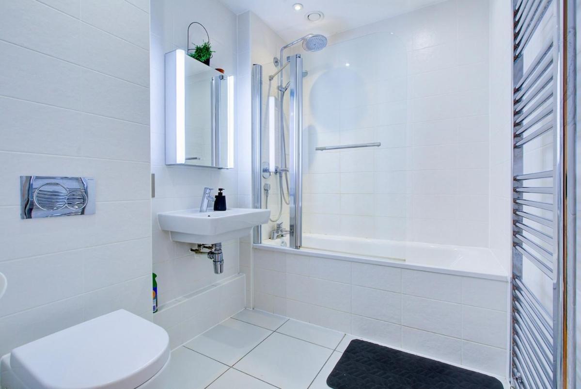 Modern 1-bed Entire Apartment, Zone 2 * Londra