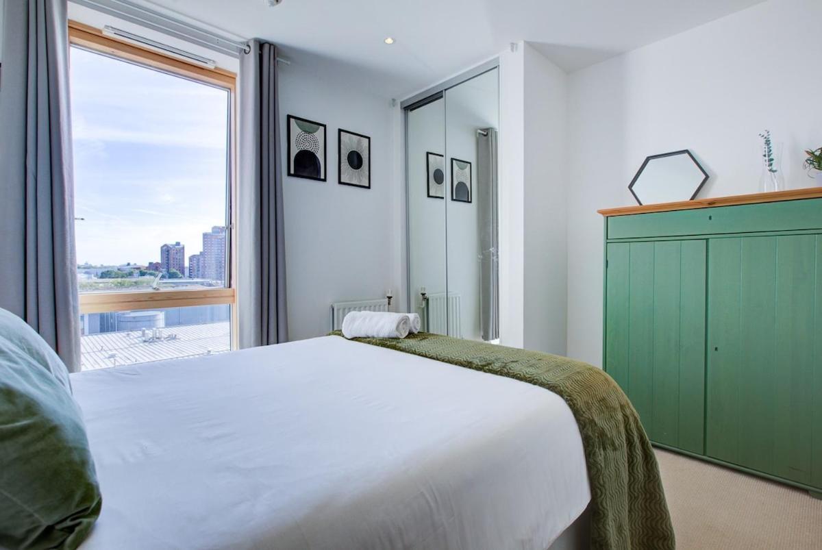 Modern 1-bed Entire Apartment, Zone 2 Londra
