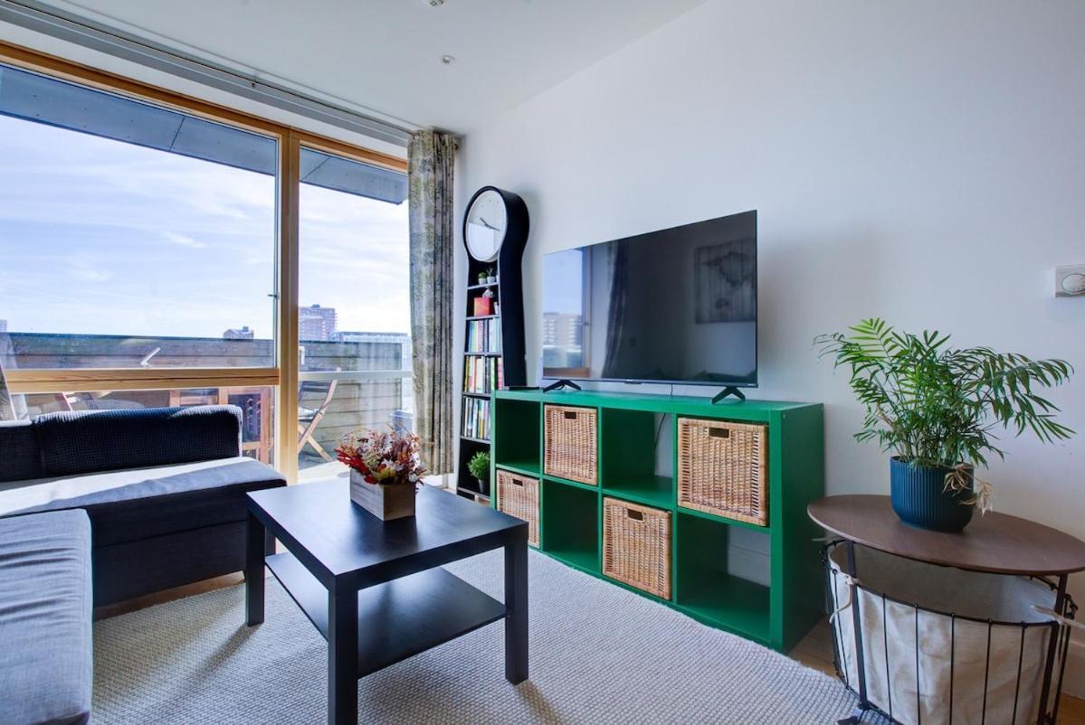 Modern 1-bed Entire Apartment, Zone 2 * Londra